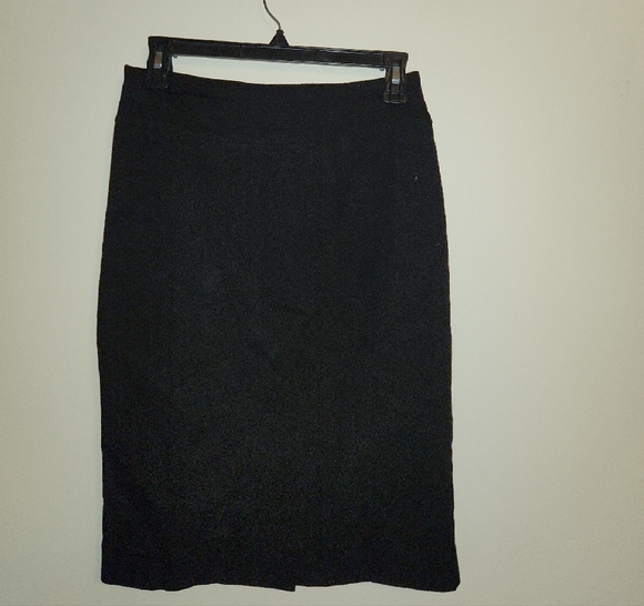 RAFFINALLA Elegant Black Textured Pencil Skirt - Picture 3 of 10